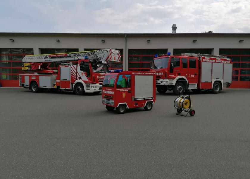 Feuewehrautos der FFW Waischenfeld vor Feuerwehrhaus