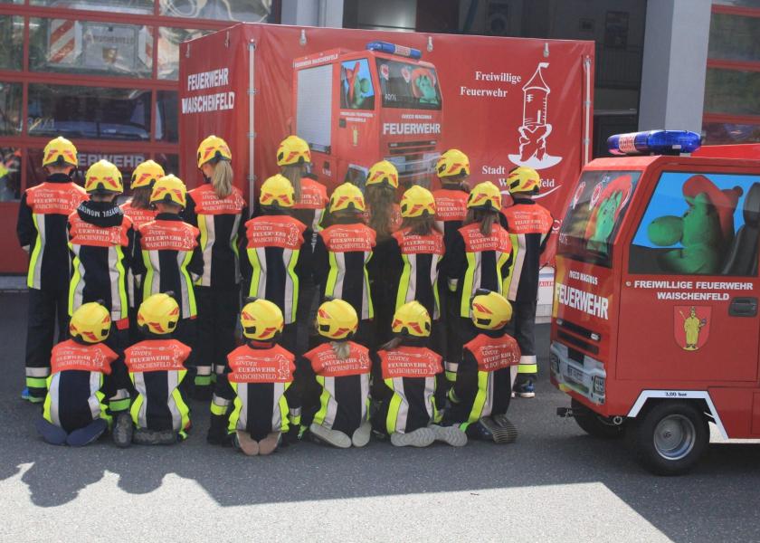 Kinderfeuerwehr Waischenfeld mit ihrem Feuerwehrauto