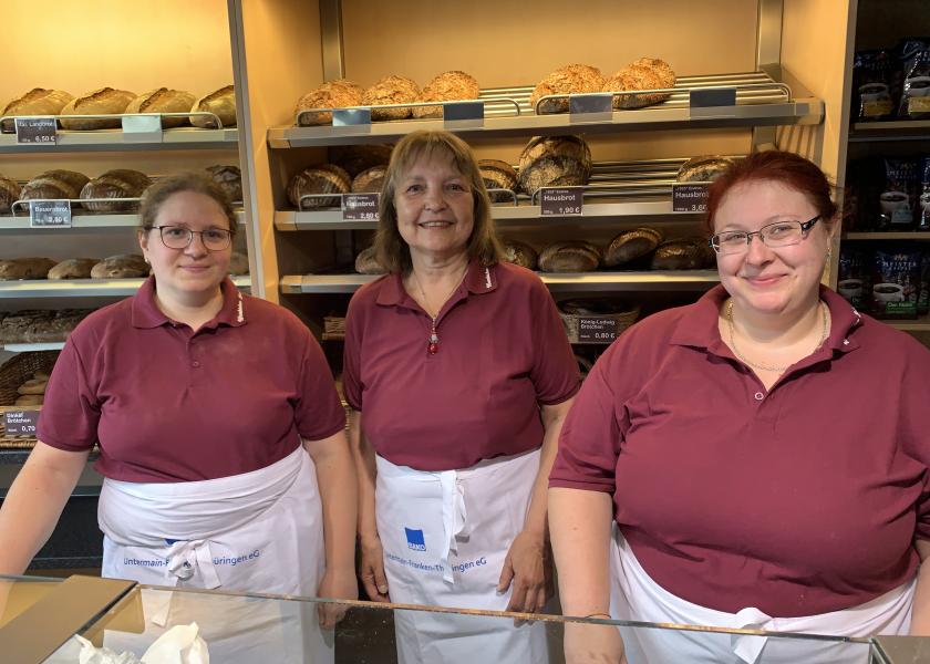 Drei Verkäuferinnen in Verkaufsraum der Genossenschafts-Bäckerei