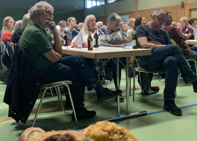 Versammlung in Turnhalle 