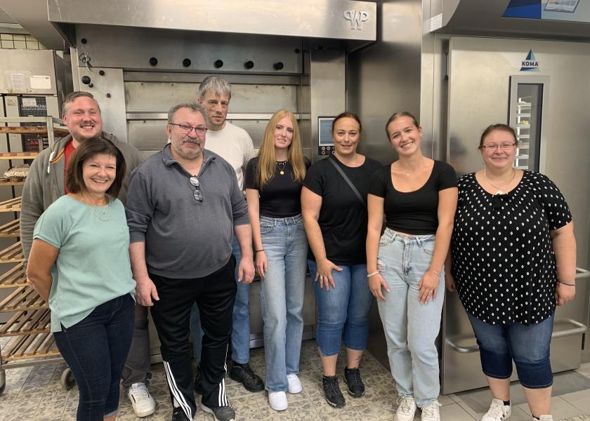 8 Personen in Backstube der Genossenschafts-Bäckerei 
