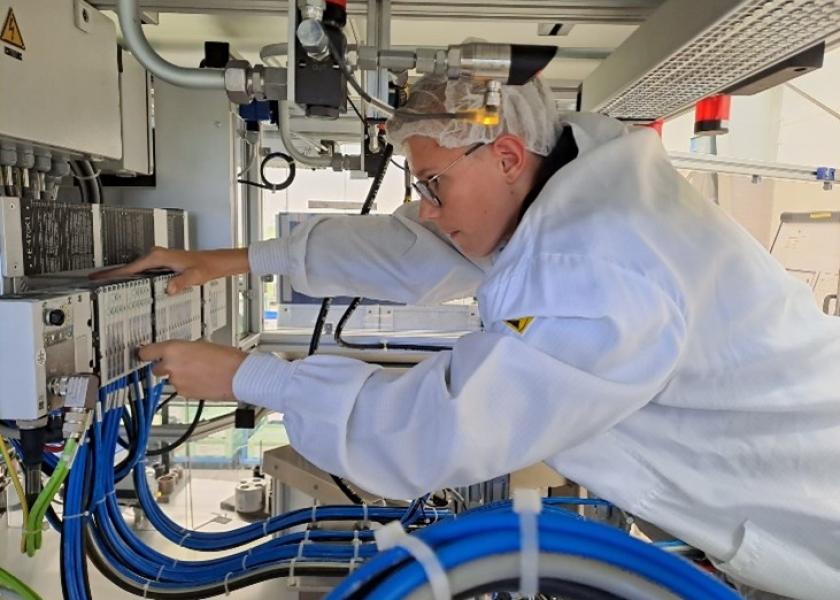 Jobentdecker Lars bei seiner Arbeit in Elektronikfirma