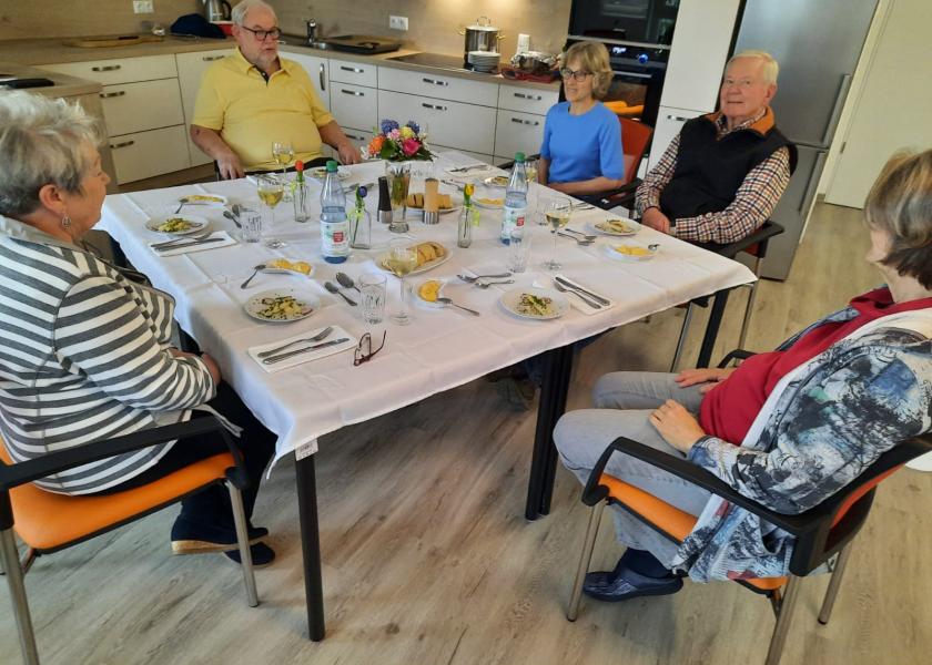 5 Bewohnerinnen und Bewohner des LeNa-Gebäudes bei gemeinsamen Abendessen