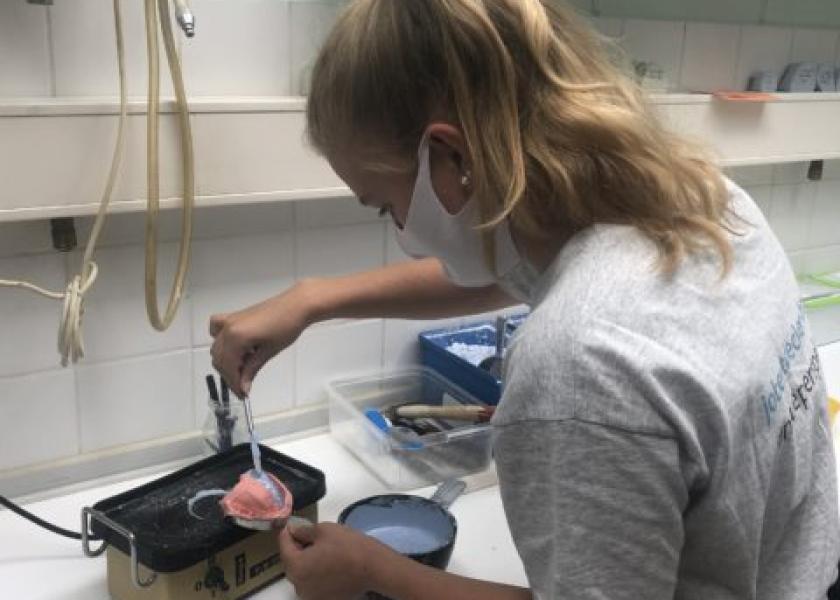 Jobentdeckerin Linda bei ihrer Arbeit in Zahnarztpraxis