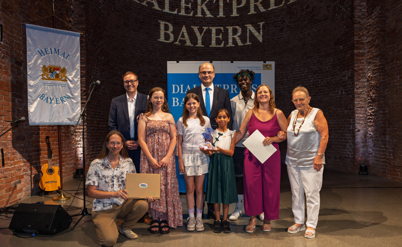 Heimatminister Albert Füracker mit Arbeitsgruppe „So babbele mir“ Jugendtreff Mönchberg