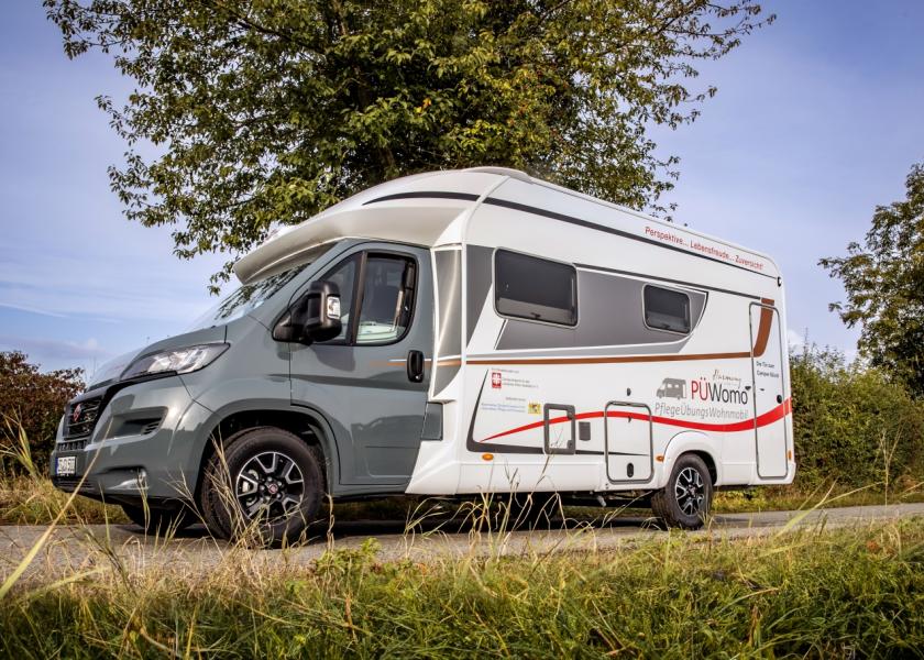 Pflegeübungswohnmobil auf der Straße