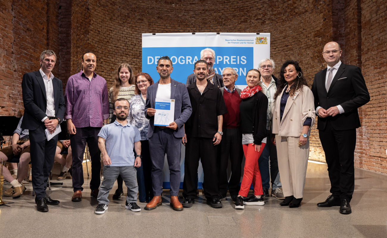 Heimatminister Albert Füracker mit Vertreterinnen und Vertretern des Theaterlabors Nürnberg