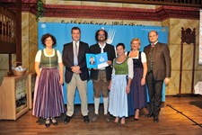 Ministerpräsident Dr. Markus Söder, Heimatminister Albert Füracker und die Präsidentin des DEHOGA Bayern e. V., Angela Inselkammer, prämieren die 100 besten Heimatwirtschaften
