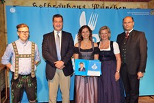 Ministerpräsident Dr. Markus Söder, Heimatminister Albert Füracker und die Präsidentin des DEHOGA Bayern e. V., Angela Inselkammer, prämieren die 100 besten Heimatwirtschaften
