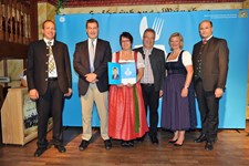 Ministerpräsident Dr. Markus Söder, Heimatminister Albert Füracker und die Präsidentin des DEHOGA Bayern e. V., Angela Inselkammer, prämieren die 100 besten Heimatwirtschaften

