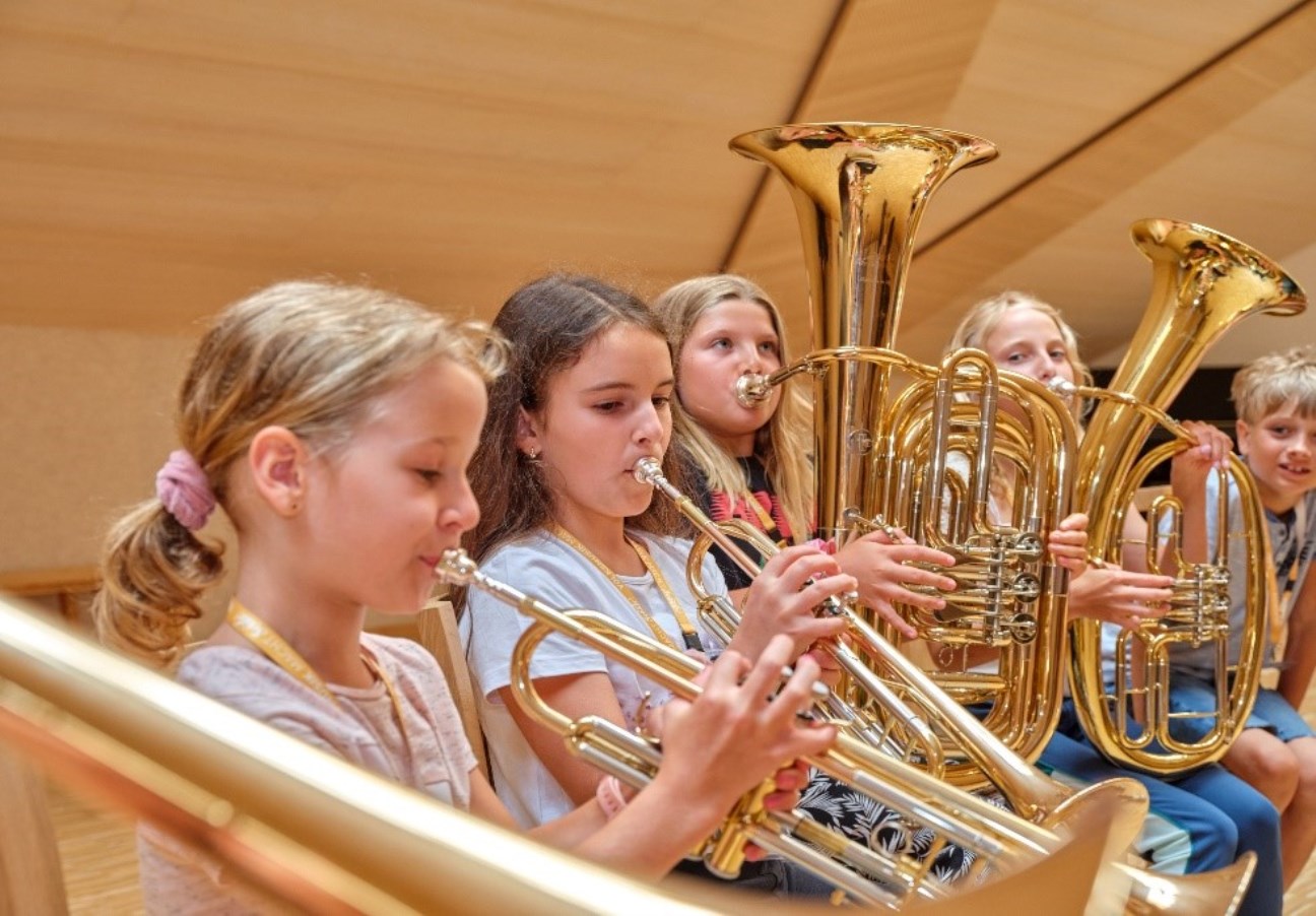 Kinder spielen Trompete und Tuba