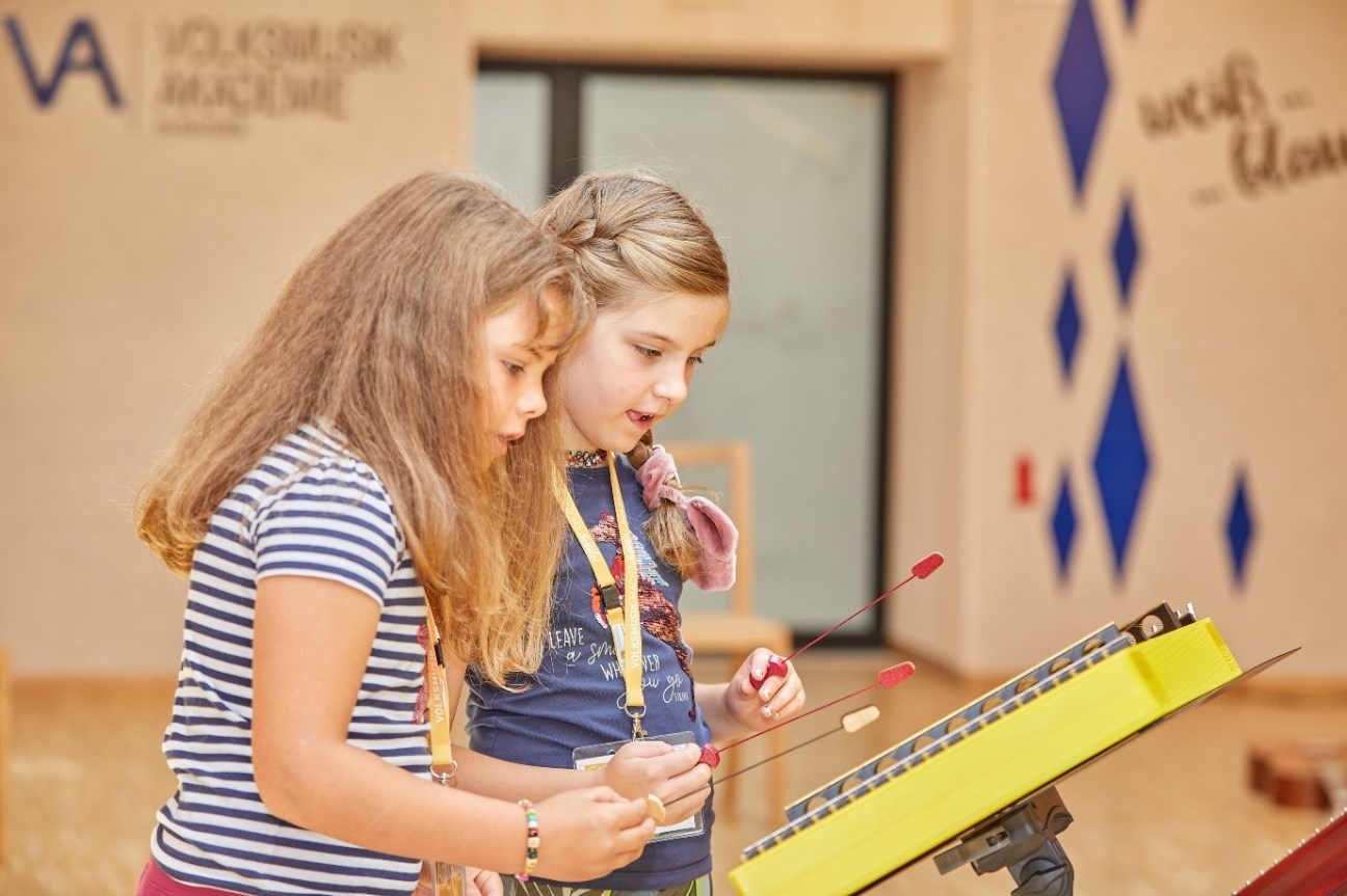 Zwei Kinder spielen Glockenspiel