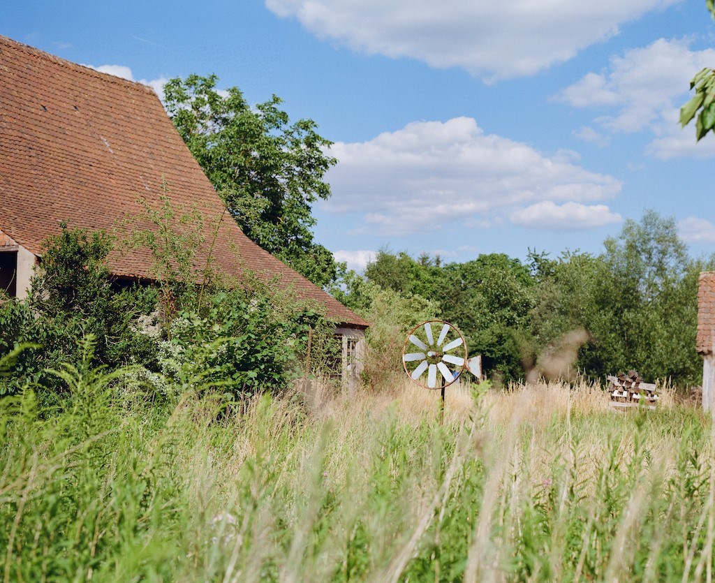 Ein altes Haus, eingebettet von einem hoch gewachsenen Grass