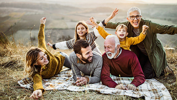 Mehrere Generationen beim Picknick