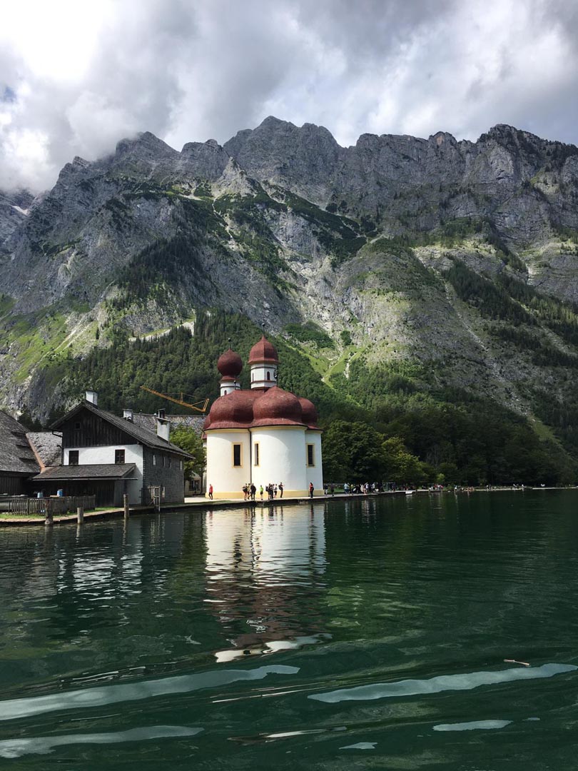 Der Königssee mit Sankt Bartholomä und Blick auf den Watzmann