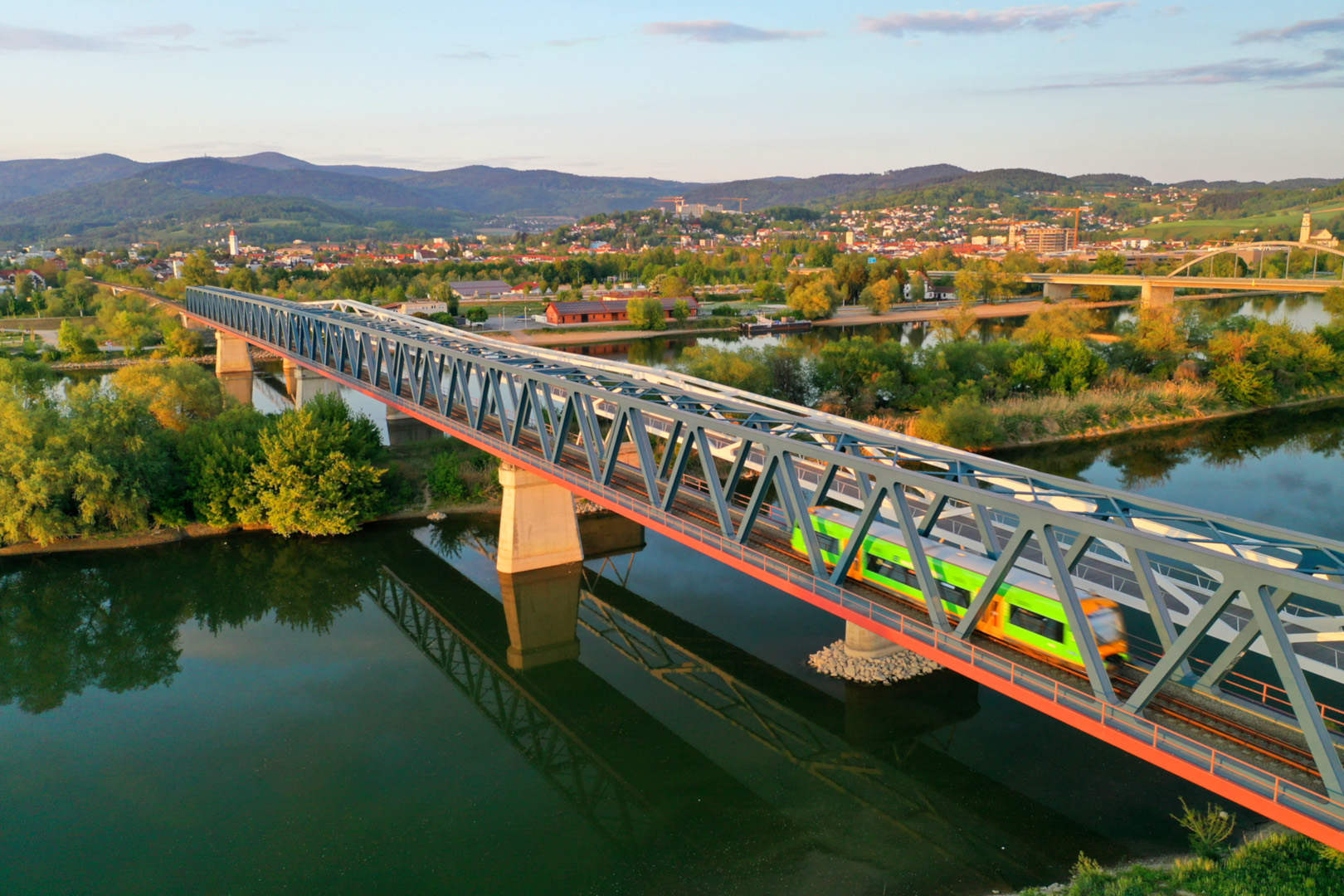 Eisenbahn- und Fußgängerbrücke mit "Skyline"