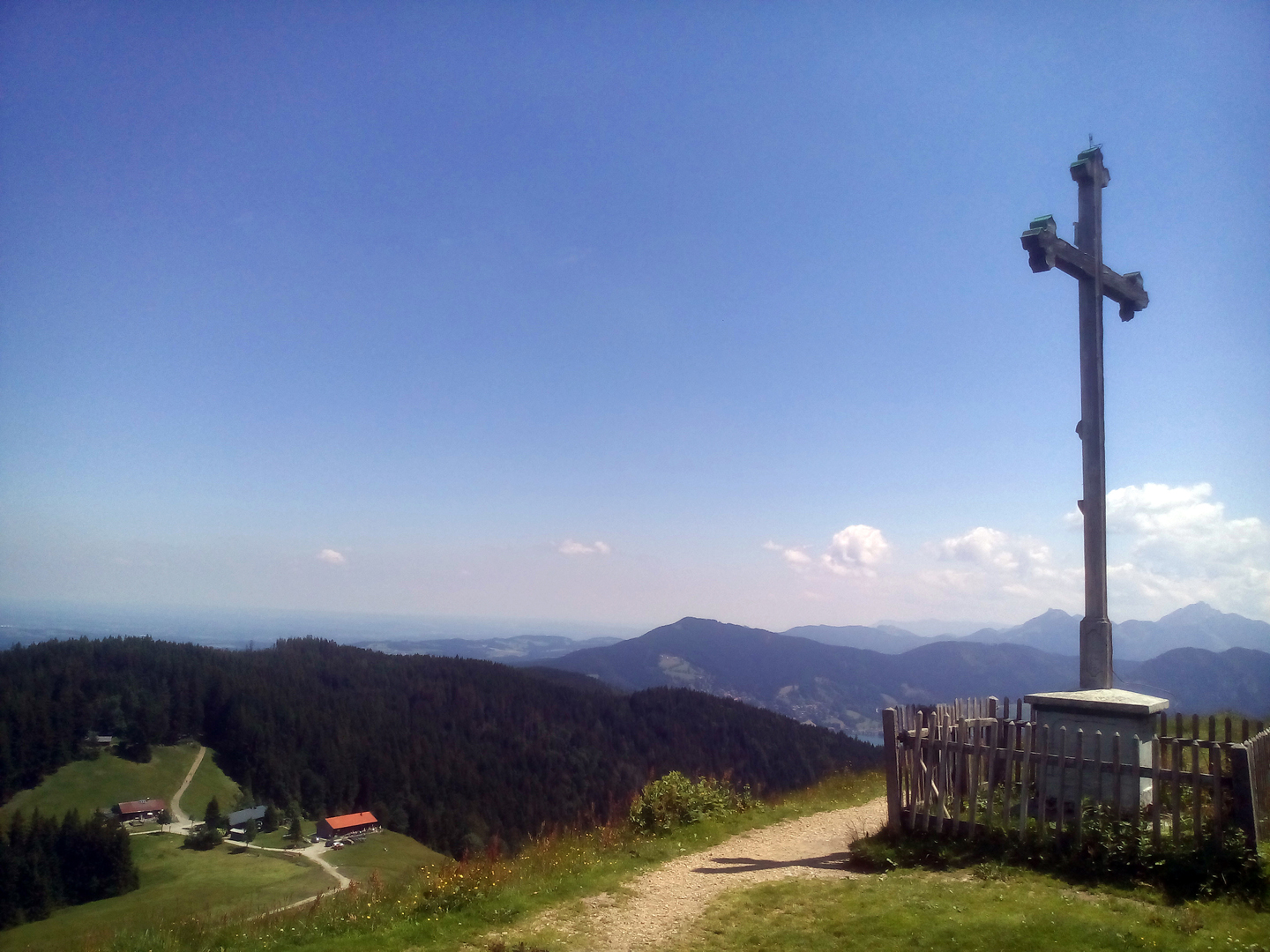 Weitblick am Gipfelkreuz. Gindelalmschneid.