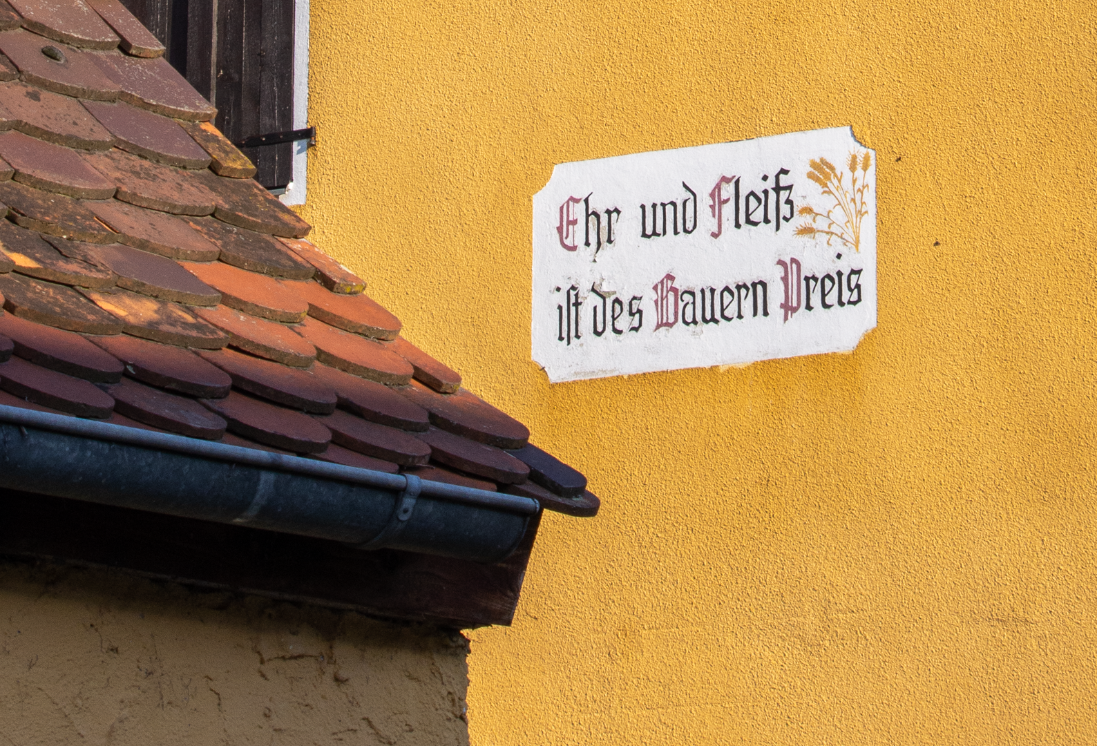 Spruch an der Hauswand