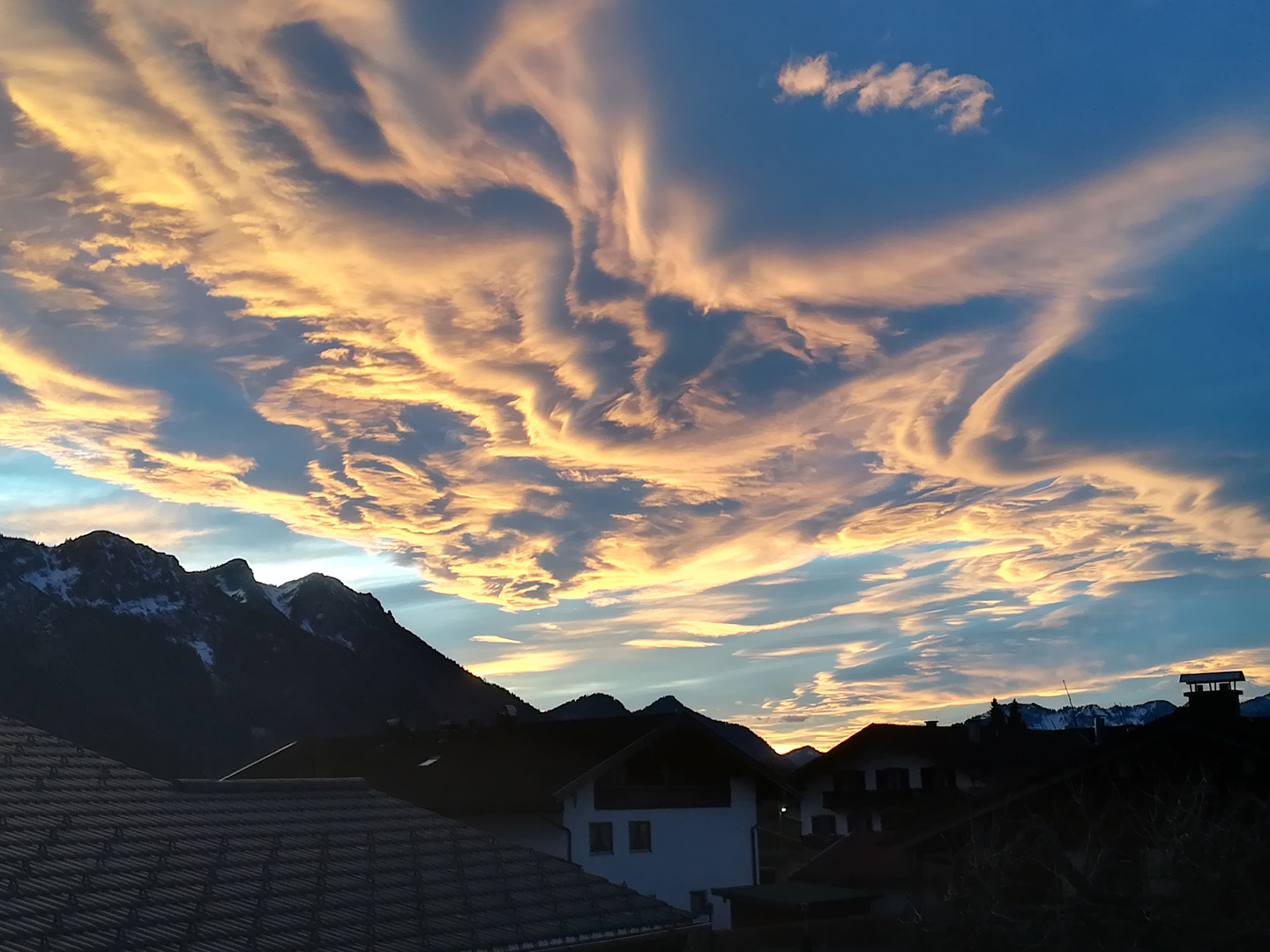 Sonnenuntergang bei Föhnsturm in den Chiemgauer Alpen