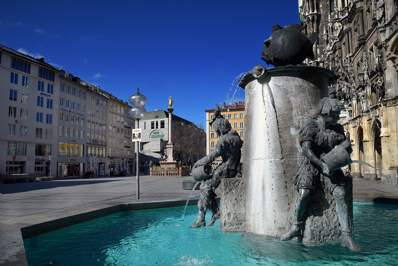 Leuchtender Fischbrunnen