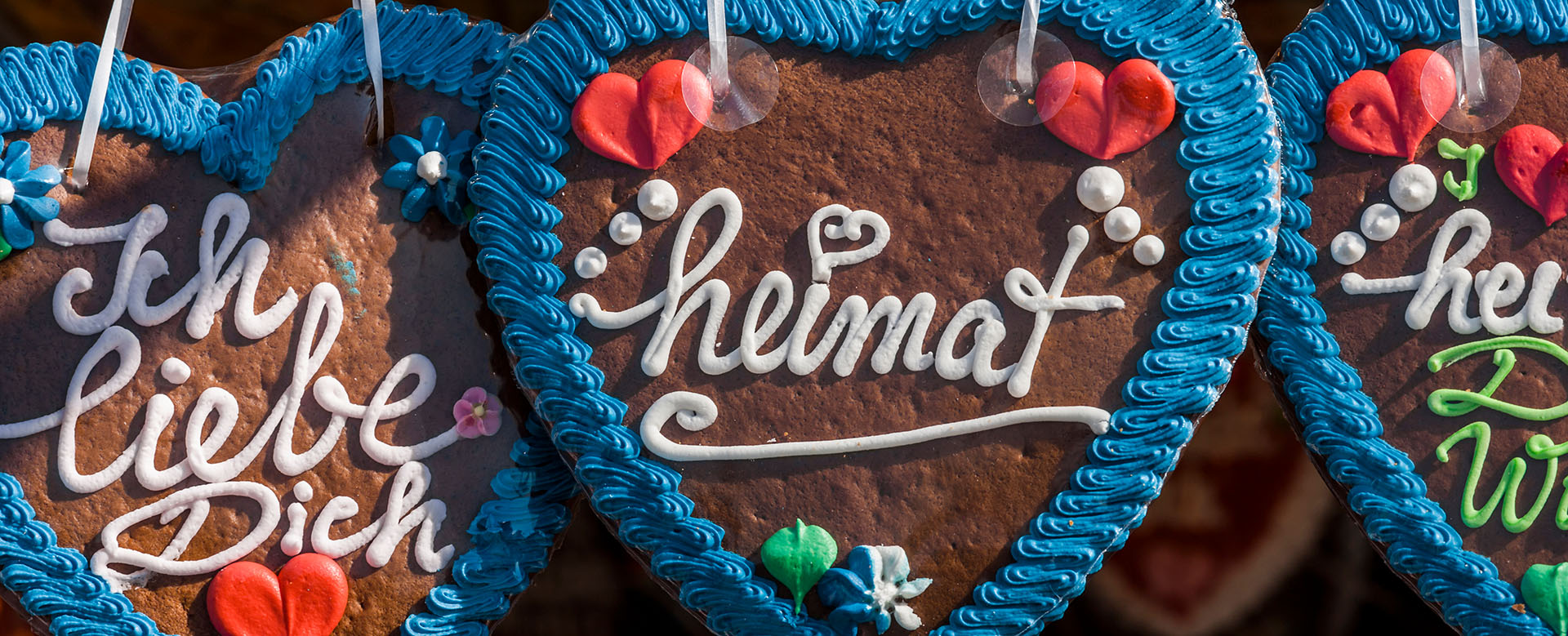 Mehrere Wiesnherzen mit der Aufschrift "Heimat"