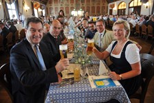 Ministerpräsident Dr. Markus Söder, Heimatminister Albert Füracker und die Präsidentin des DEHOGA Bayern e. V., Angela Inselkammer, prämieren die 100 besten Heimatwirtschaften
