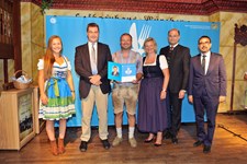 Ministerpräsident Dr. Markus Söder, Heimatminister Albert Füracker und die Präsidentin des DEHOGA Bayern e. V., Angela Inselkammer, prämieren die 100 besten Heimatwirtschaften
