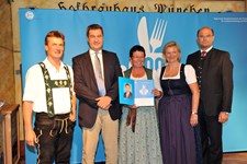 Ministerpräsident Dr. Markus Söder, Heimatminister Albert Füracker und die Präsidentin des DEHOGA Bayern e. V., Angela Inselkammer, prämieren die 100 besten Heimatwirtschaften
