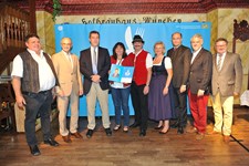 Ministerpräsident Dr. Markus Söder, Heimatminister Albert Füracker und die Präsidentin des DEHOGA Bayern e. V., Angela Inselkammer, prämieren die 100 besten Heimatwirtschaften
