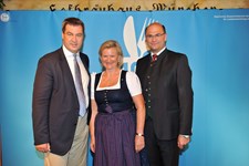 Ministerpräsident Dr. Markus Söder, Heimatminister Albert Füracker und die Präsidentin des DEHOGA Bayern e. V., Angela Inselkammer, prämieren die 100 besten Heimatwirtschaften
