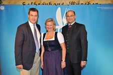 Ministerpräsident Dr. Markus Söder, Heimatminister Albert Füracker und die Präsidentin des DEHOGA Bayern e. V., Angela Inselkammer, prämieren die 100 besten Heimatwirtschaften
