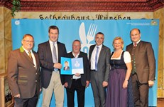 Ministerpräsident Dr. Markus Söder, Heimatminister Albert Füracker und die Präsidentin des DEHOGA Bayern e. V., Angela Inselkammer, prämieren die 100 besten Heimatwirtschaften
