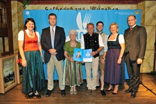 Ministerpräsident Dr. Markus Söder, Heimatminister Albert Füracker und die Präsidentin des DEHOGA Bayern e. V., Angela Inselkammer, prämieren die 100 besten Heimatwirtschaften
