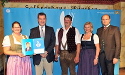 Ministerpräsident Dr. Markus Söder, Heimatminister Albert Füracker und die Präsidentin des DEHOGA Bayern e. V., Angela Inselkammer, prämieren die 100 besten Heimatwirtschaften
