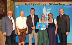 Ministerpräsident Dr. Markus Söder, Heimatminister Albert Füracker und die Präsidentin des DEHOGA Bayern e. V., Angela Inselkammer, prämieren die 100 besten Heimatwirtschaften
