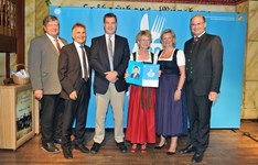 Ministerpräsident Dr. Markus Söder, Heimatminister Albert Füracker und die Präsidentin des DEHOGA Bayern e. V., Angela Inselkammer, prämieren die 100 besten Heimatwirtschaften
