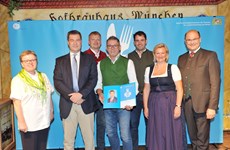 Ministerpräsident Dr. Markus Söder, Heimatminister Albert Füracker und die Präsidentin des DEHOGA Bayern e. V., Angela Inselkammer, prämieren die 100 besten Heimatwirtschaften
