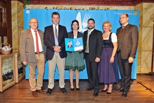 Ministerpräsident Dr. Markus Söder, Heimatminister Albert Füracker und die Präsidentin des DEHOGA Bayern e. V., Angela Inselkammer, prämieren die 100 besten Heimatwirtschaften
