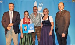 Ministerpräsident Dr. Markus Söder, Heimatminister Albert Füracker und die Präsidentin des DEHOGA Bayern e. V., Angela Inselkammer, prämieren die 100 besten Heimatwirtschaften
