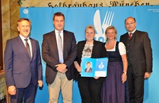 Ministerpräsident Dr. Markus Söder, Heimatminister Albert Füracker und die Präsidentin des DEHOGA Bayern e. V., Angela Inselkammer, prämieren die 100 besten Heimatwirtschaften
