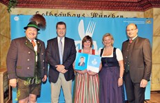 Ministerpräsident Dr. Markus Söder, Heimatminister Albert Füracker und die Präsidentin des DEHOGA Bayern e. V., Angela Inselkammer, prämieren die 100 besten Heimatwirtschaften
