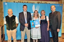 Ministerpräsident Dr. Markus Söder, Heimatminister Albert Füracker und die Präsidentin des DEHOGA Bayern e. V., Angela Inselkammer, prämieren die 100 besten Heimatwirtschaften
