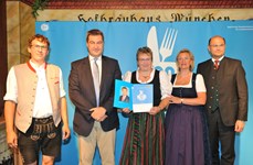 Ministerpräsident Dr. Markus Söder, Heimatminister Albert Füracker und die Präsidentin des DEHOGA Bayern e. V., Angela Inselkammer, prämieren die 100 besten Heimatwirtschaften
