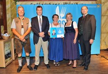 Ministerpräsident Dr. Markus Söder, Heimatminister Albert Füracker und die Präsidentin des DEHOGA Bayern e. V., Angela Inselkammer, prämieren die 100 besten Heimatwirtschaften
