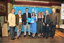 Ministerpräsident Dr. Markus Söder, Heimatminister Albert Füracker und die Präsidentin des DEHOGA Bayern e. V., Angela Inselkammer, prämieren die 100 besten Heimatwirtschaften
