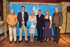 Ministerpräsident Dr. Markus Söder, Heimatminister Albert Füracker und die Präsidentin des DEHOGA Bayern e. V., Angela Inselkammer, prämieren die 100 besten Heimatwirtschaften
