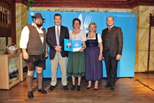 Ministerpräsident Dr. Markus Söder, Heimatminister Albert Füracker und die Präsidentin des DEHOGA Bayern e. V., Angela Inselkammer, prämieren die 100 besten Heimatwirtschaften
