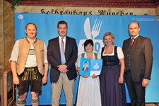 Ministerpräsident Dr. Markus Söder, Heimatminister Albert Füracker und die Präsidentin des DEHOGA Bayern e. V., Angela Inselkammer, prämieren die 100 besten Heimatwirtschaften
