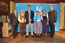 Ministerpräsident Dr. Markus Söder, Heimatminister Albert Füracker und die Präsidentin des DEHOGA Bayern e. V., Angela Inselkammer, prämieren die 100 besten Heimatwirtschaften
