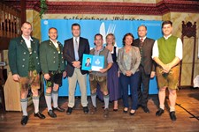 Ministerpräsident Dr. Markus Söder, Heimatminister Albert Füracker und die Präsidentin des DEHOGA Bayern e. V., Angela Inselkammer, prämieren die 100 besten Heimatwirtschaften
